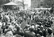 109306 Afbeelding van een optreden van het acrobatentrio Jack Bérand op het Koekoeksplein te Utrecht.